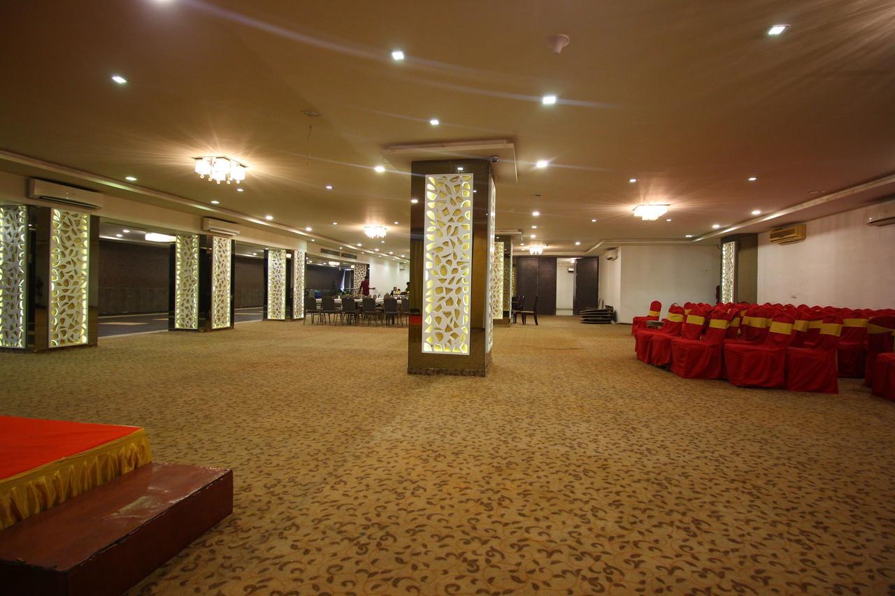 Oyo 8786 Hotel Maan Residency 아흐메다바드 외부 사진