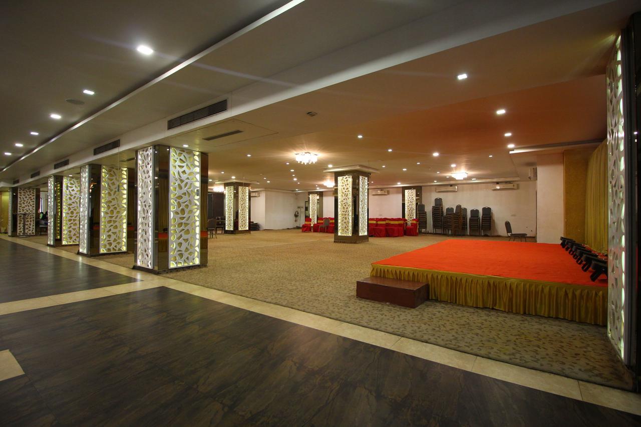 Oyo 8786 Hotel Maan Residency 아흐메다바드 외부 사진