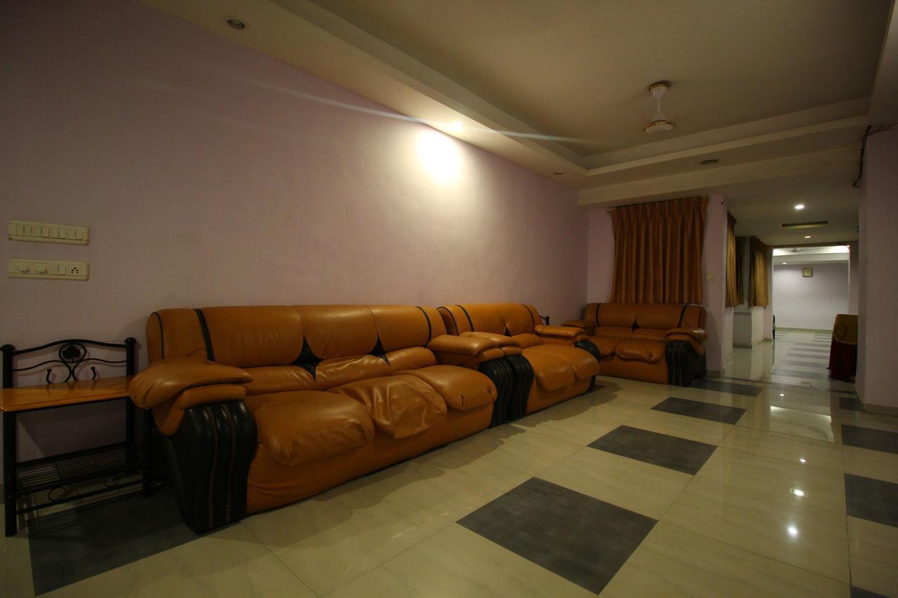 Oyo 8786 Hotel Maan Residency 아흐메다바드 외부 사진